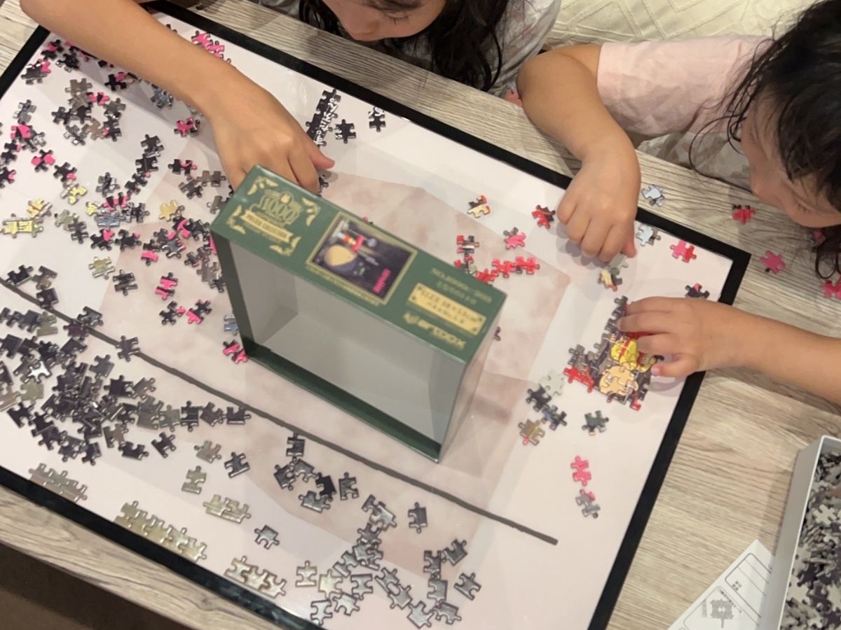 親子でパズルに取り組む様子